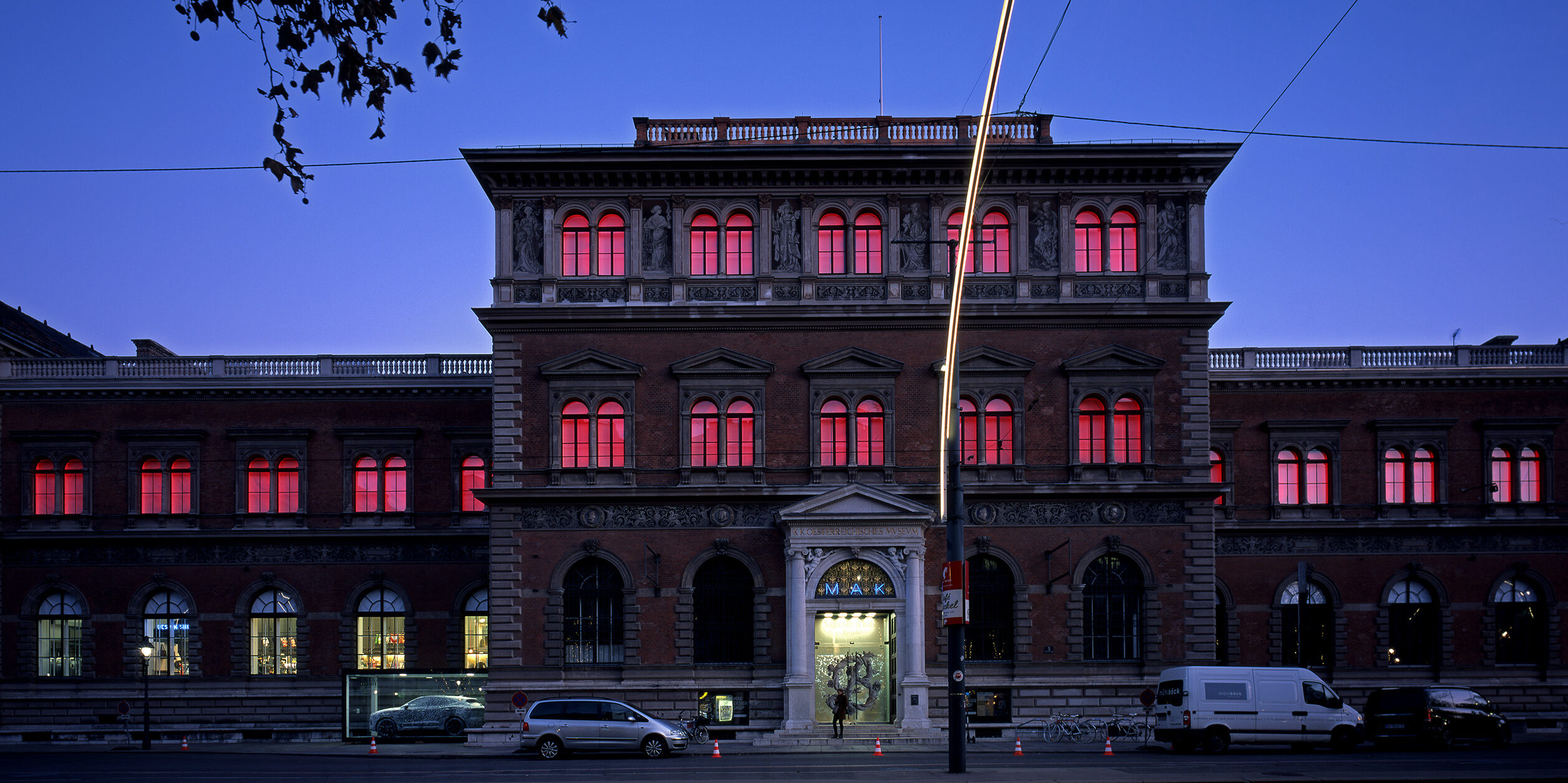 Die Fenster des Museums für angewandte Kunst leuchten in Rot im Rahmen der Installation MAKlite des Künstlers James Turrell.
